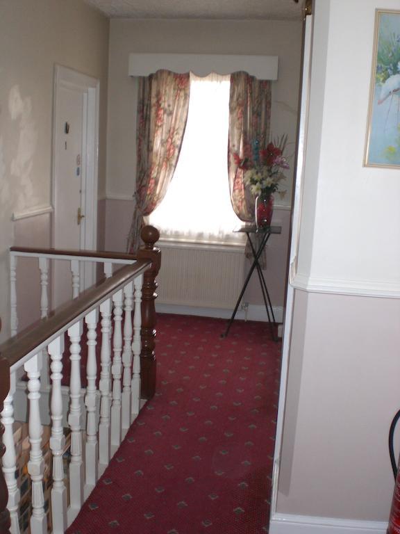 Melville Lodge Gatwick Horley Exterior photo