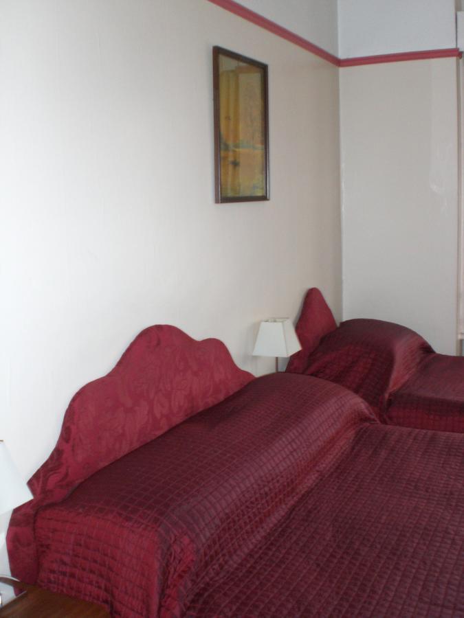 Melville Lodge Gatwick Horley Room photo